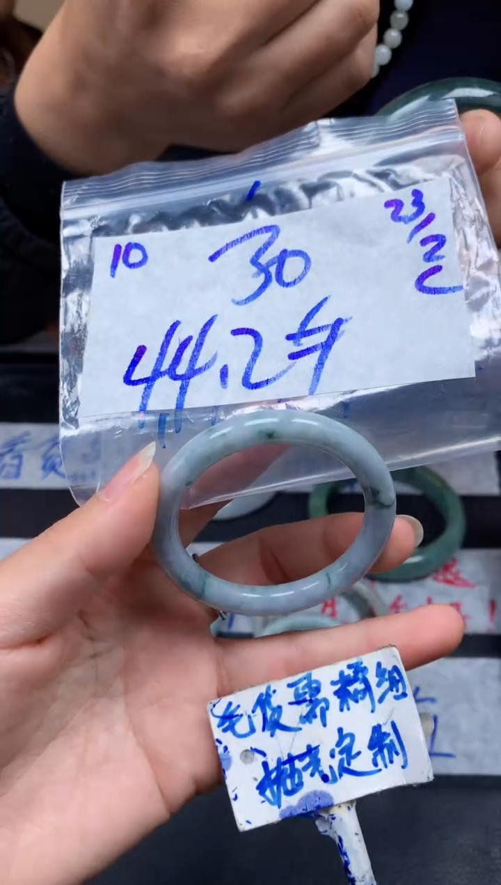 【闪购商品】定制翡翠未镶嵌10毛货需精细抛光手镯多样性拍一发一