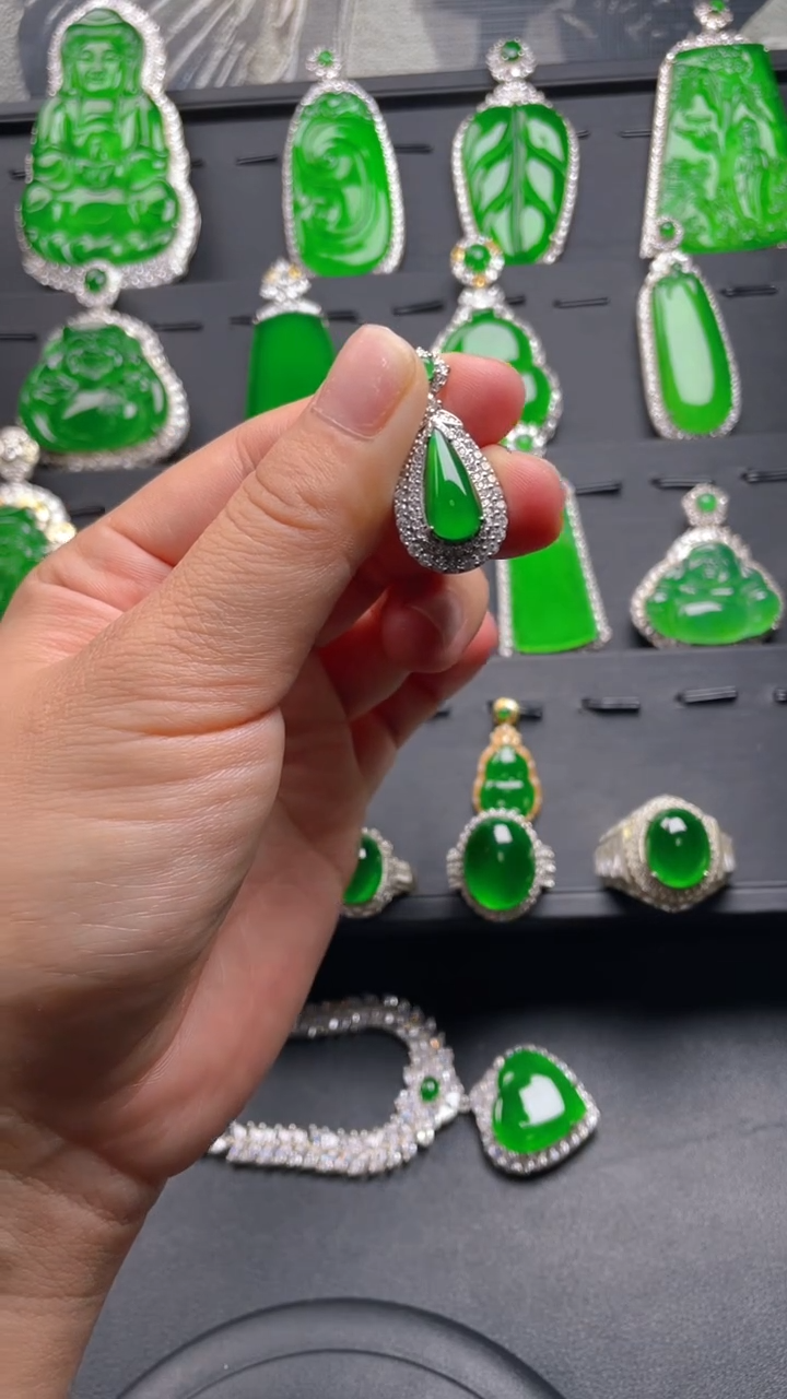 【闪购商品】翡翠吊坠(赠链)未镶嵌调配在1604