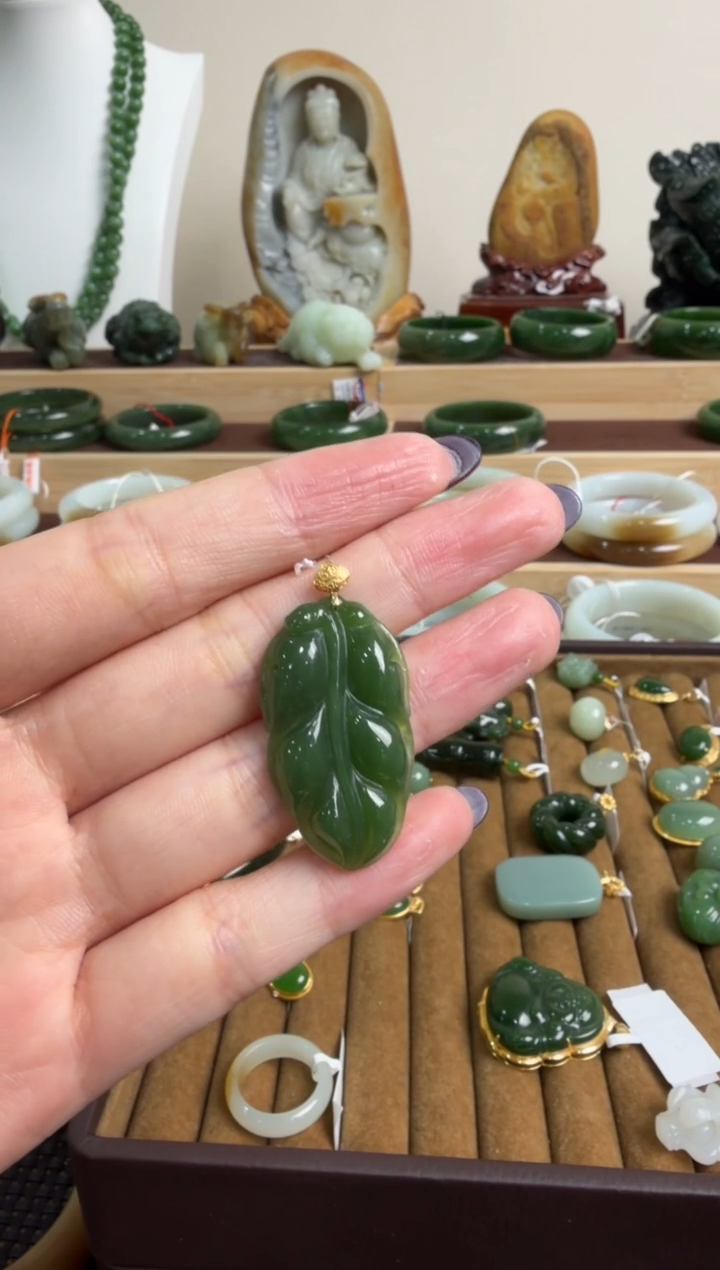 颈饰18K金镶嵌和田玉挂件