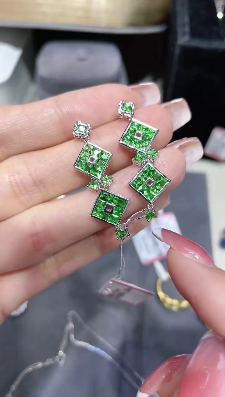 【闪购商品】石榴石（沙弗莱）耳饰18K金镶嵌·