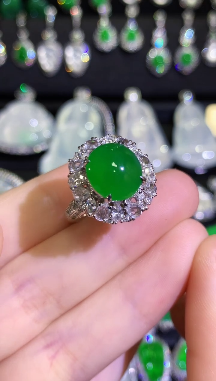 【闪购商品】翡翠戒指18K金镶嵌高冰浓阳满绿蛋面