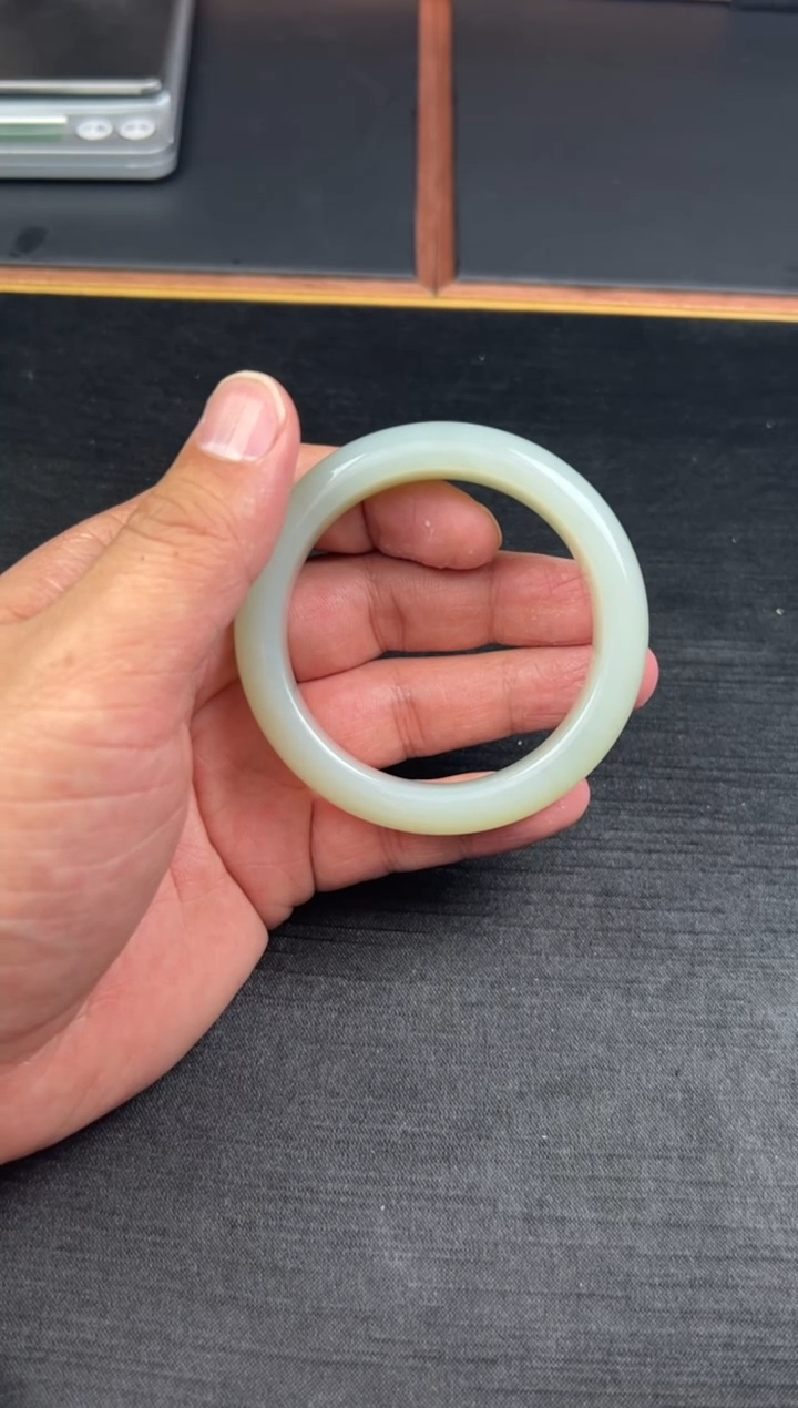 【闪购商品】和田玉手镯未镶嵌且末微色差近矿53