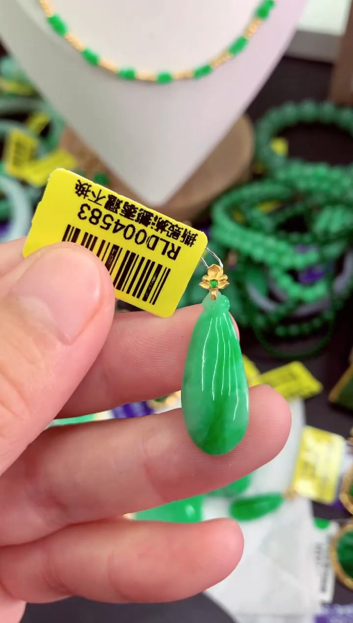 翡翠18K金镶嵌颈饰挂件