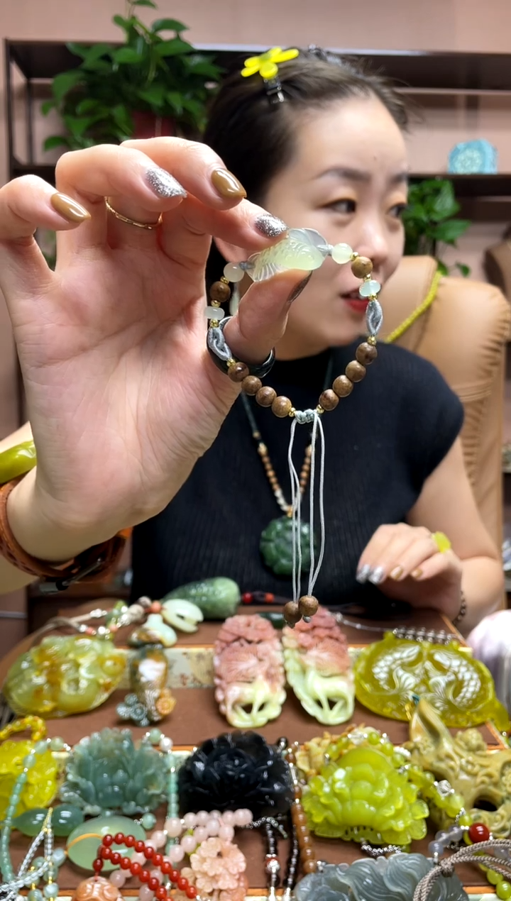 未镶嵌岫玉吊坠多样性发货发其中之一