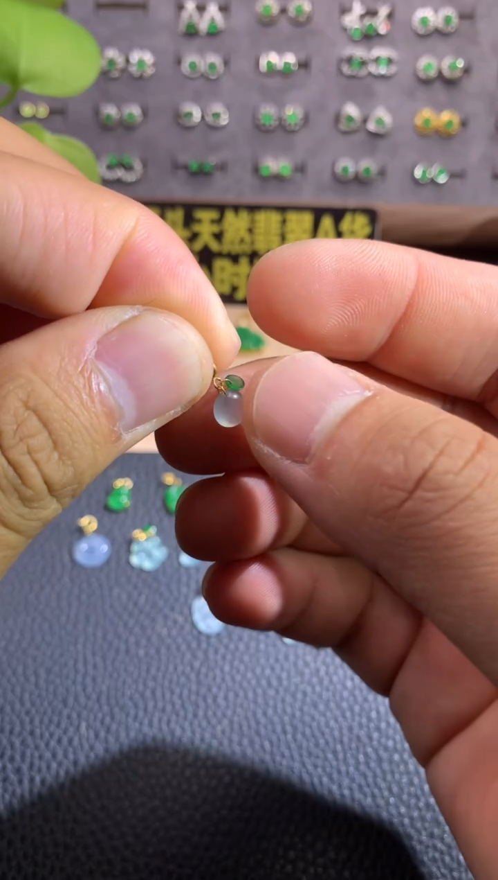 吊坠(不含链)18K金镶嵌翡翠天然翡翠A货，年尾清货价