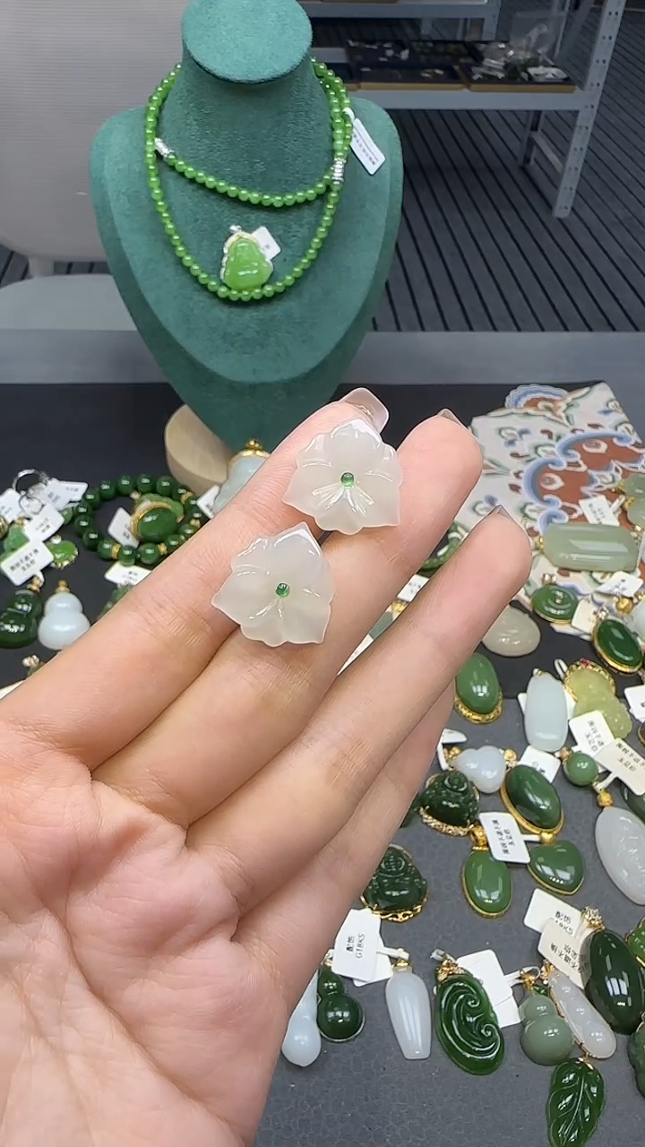 18K金镶嵌和田玉耳饰1