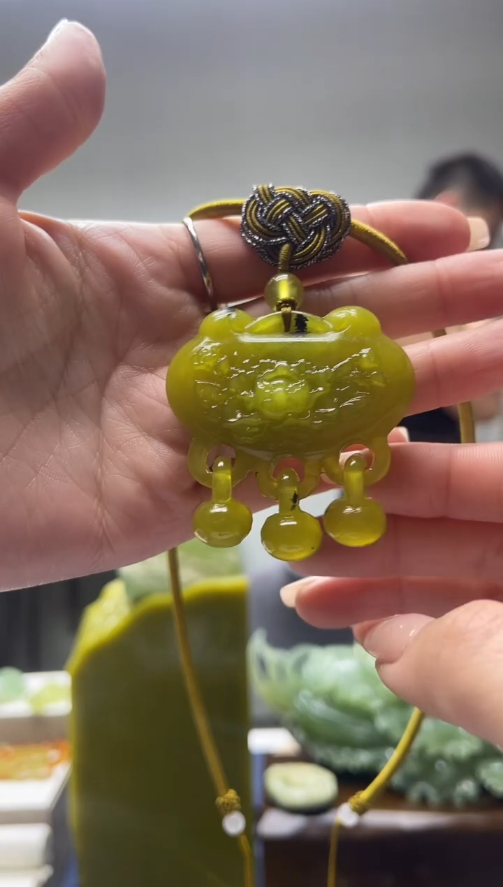 未镶嵌岫玉颈饰`