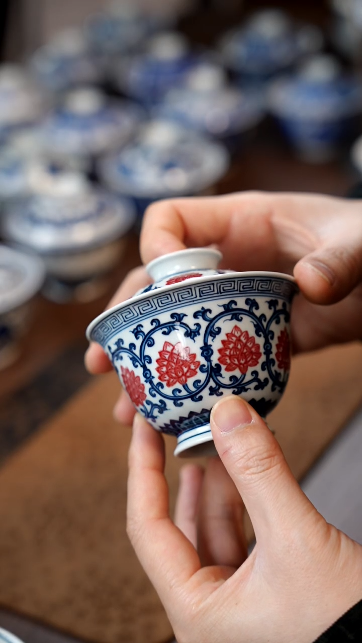 釉里红双勾莲盖碗