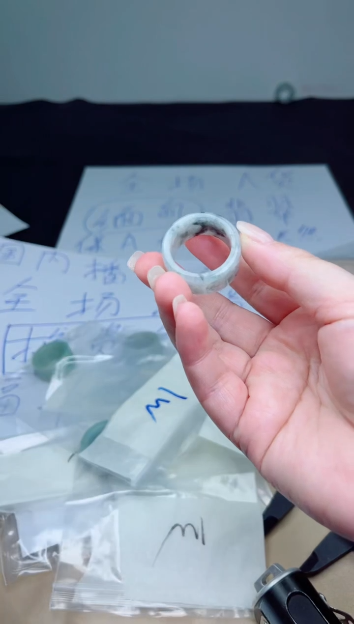 翡翠未镶嵌颈饰戒圈