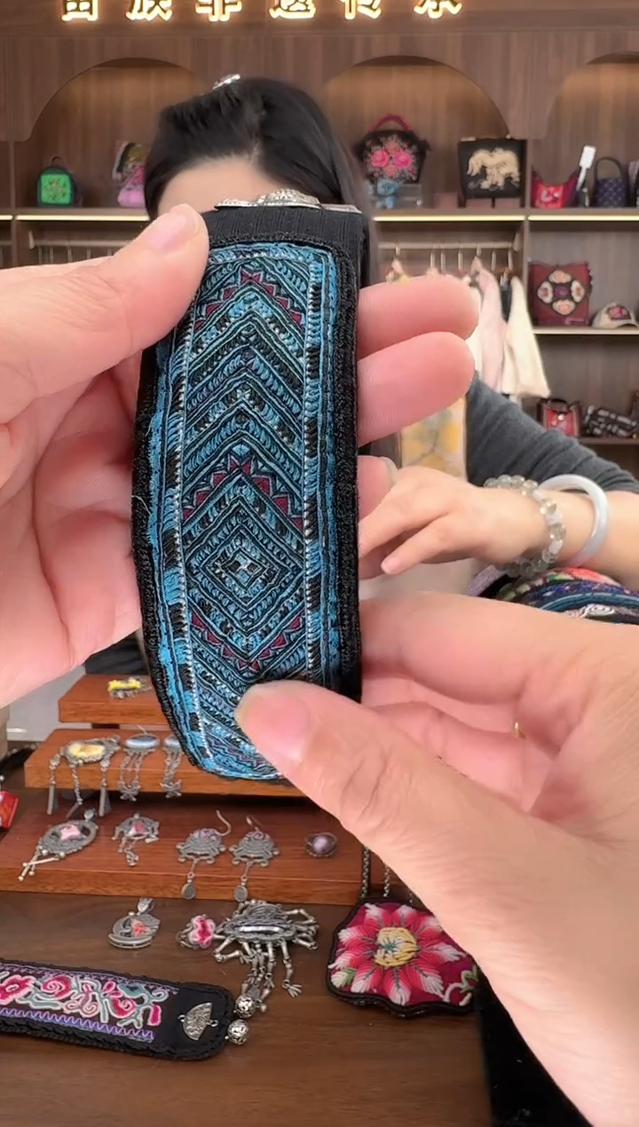 【闪购商品】织绣扶光苗绣传承L17