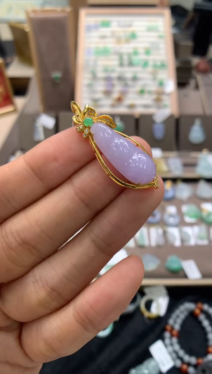 颈饰18K金镶嵌翡翠豆子