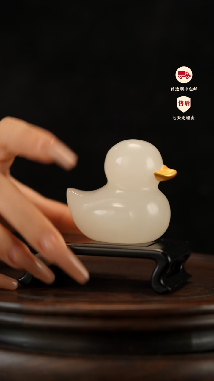 云南石荔枝白雕刻：快乐鸭摆件