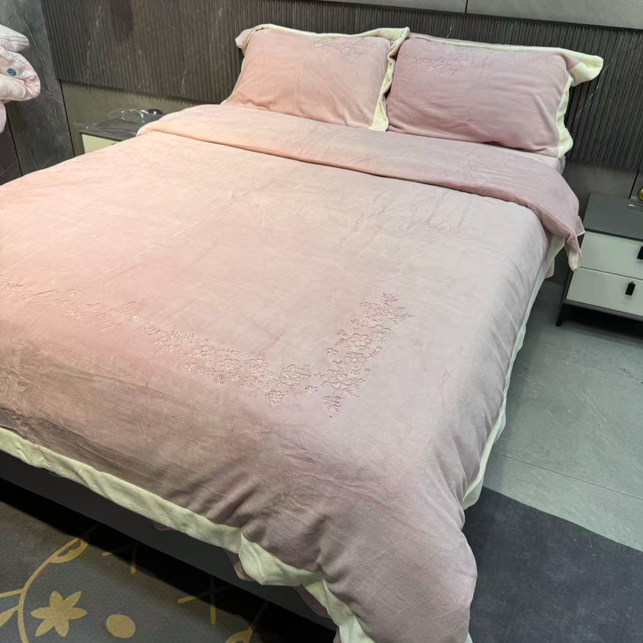 乐妤家纺新款简约宽边拼角绣花亲肤牛奶绒四件套（8.9斤以上）