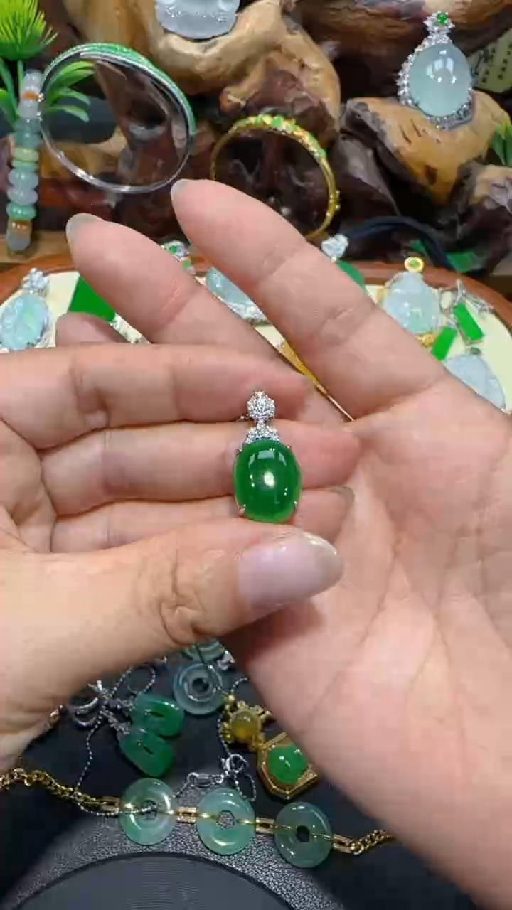 【闪购商品】翡翠吊坠(不含链)18K金镶嵌吊坠