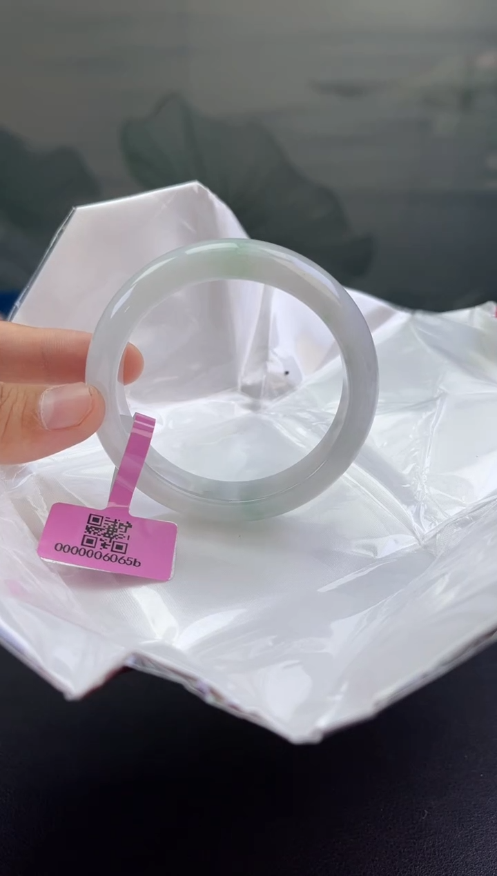 翡翠手镯未镶嵌翡翠手镯