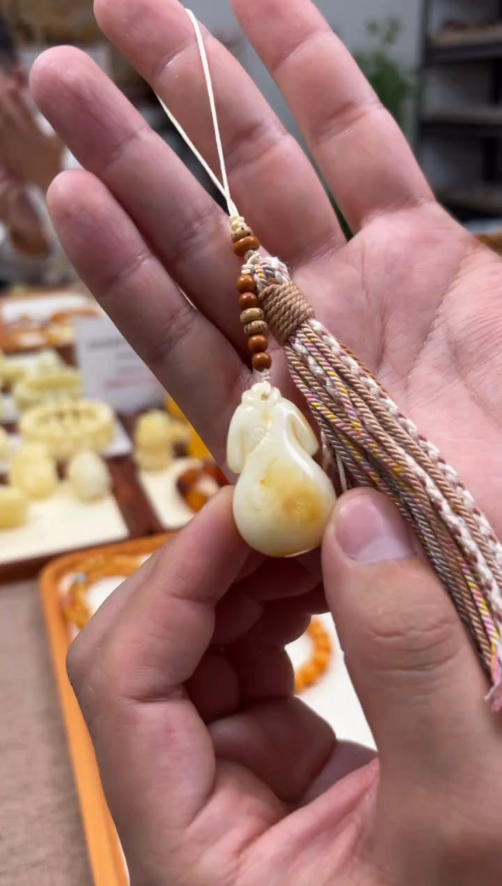 【闪购商品】蜜蜡裸石未镶嵌挂件