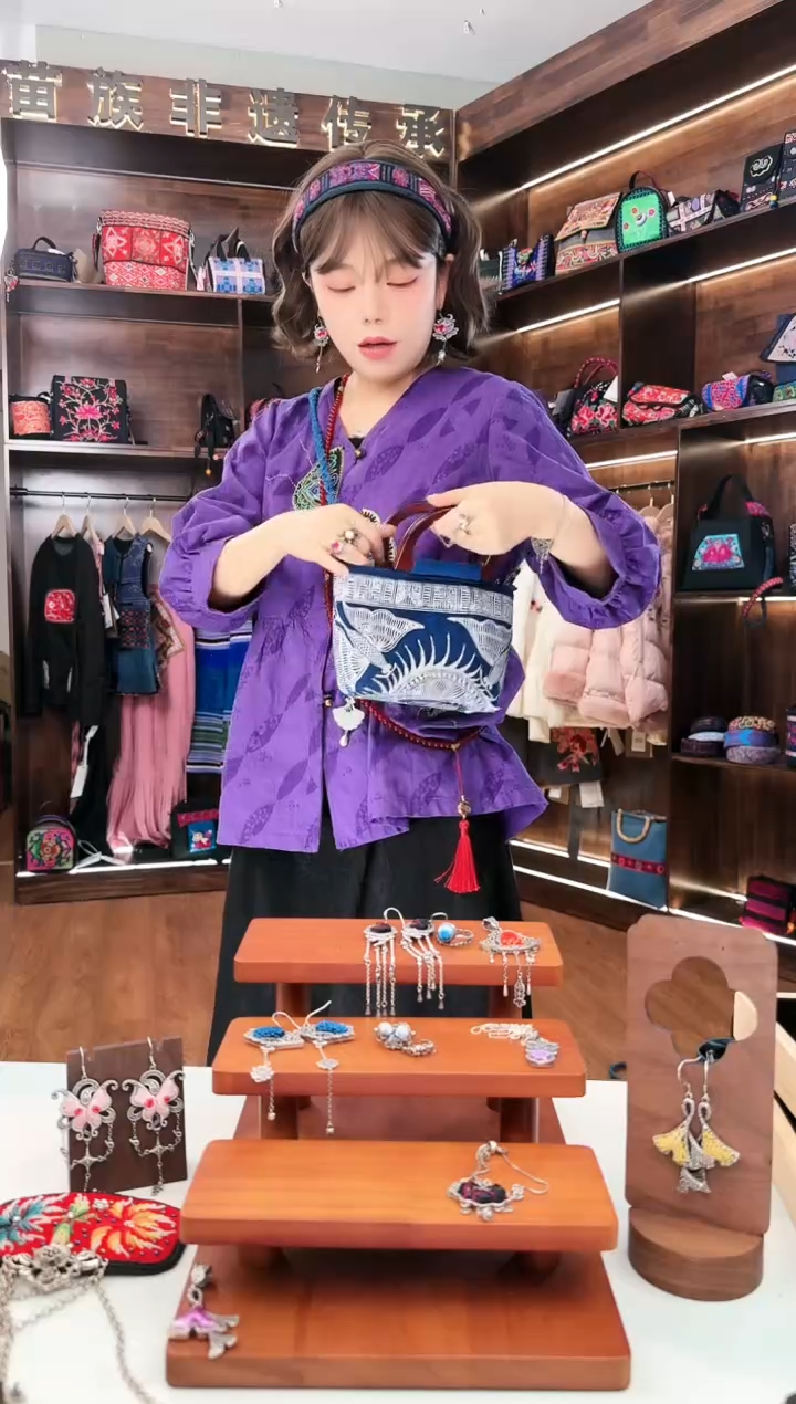 【闪购商品】织绣L36蚩梦苗族古绣