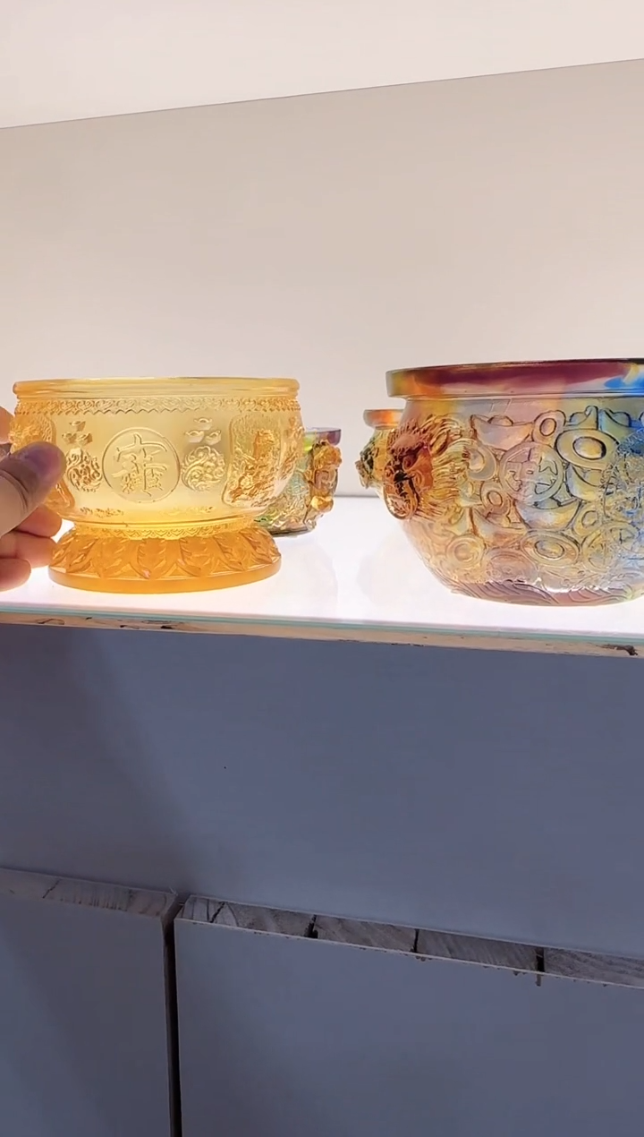 手工艺品琉璃钮****?两个聚宝盆