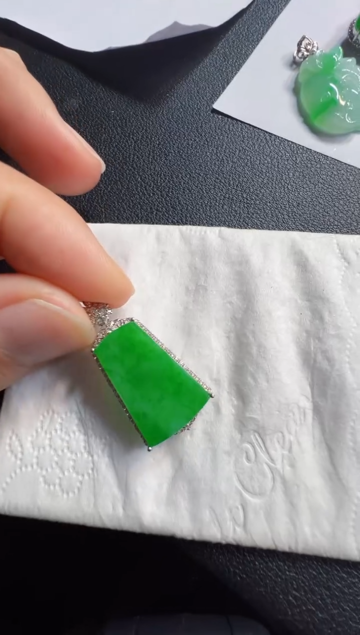 吊坠(不含链)18K金镶嵌翡翠9800