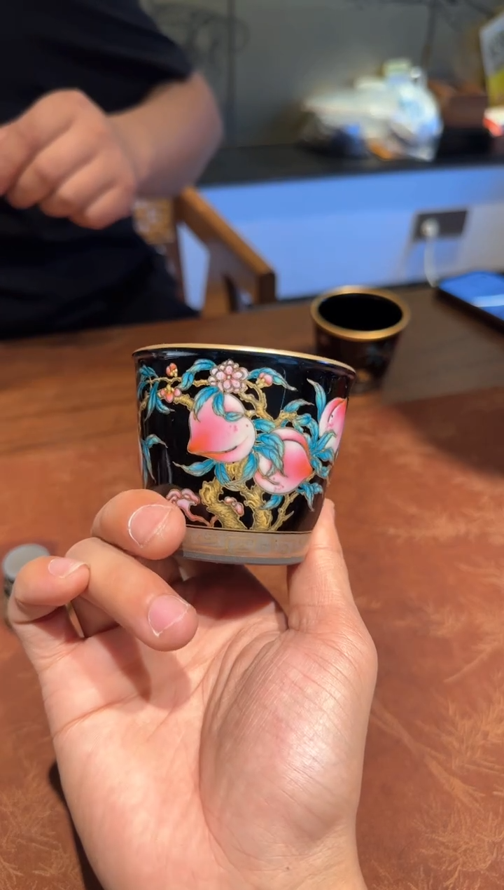 卓瑶养 黑釉粉彩寿桃小可乐杯
