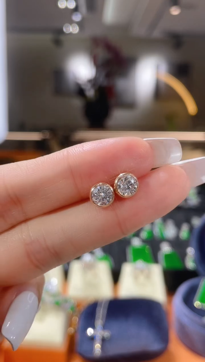 【闪购商品】实验室培育钻石耳饰18K金镶嵌耳钉