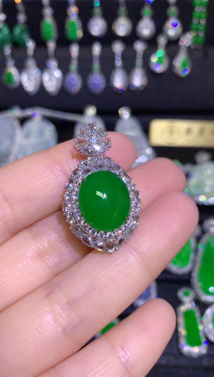 【闪购商品】翡翠颈饰18K金镶嵌高冰满绿大蛋面