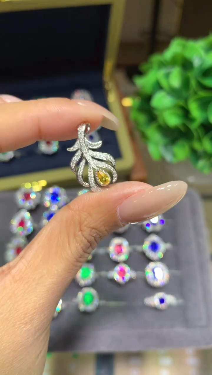 戒指彩色蓝宝石18K金镶嵌0.35ct