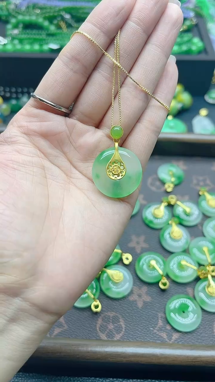 翡翠14K金镶嵌颈饰飘花平安扣