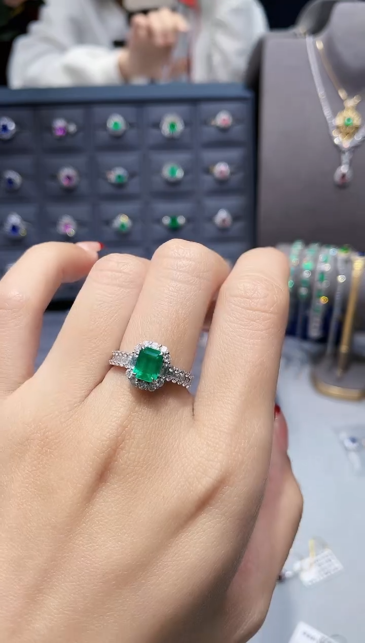 【闪购商品】祖母绿戒指18K金镶嵌1.32克拉