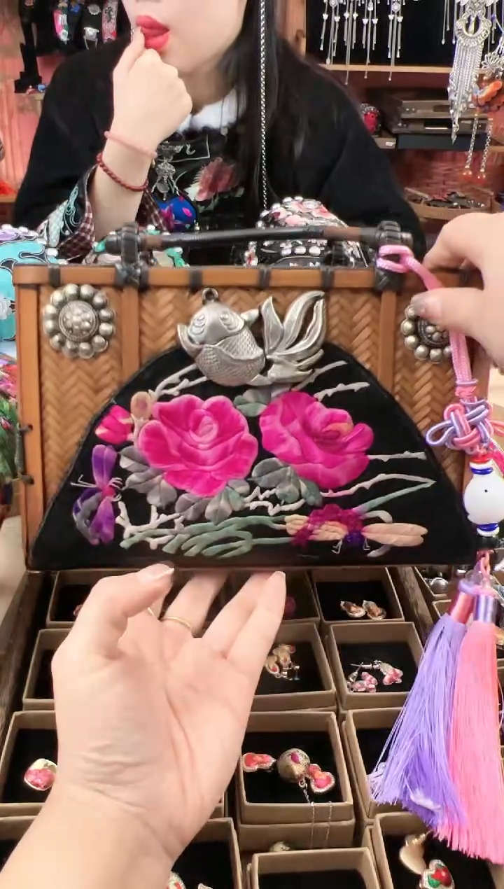 【闪购商品】织绣民族风老绣饰品381