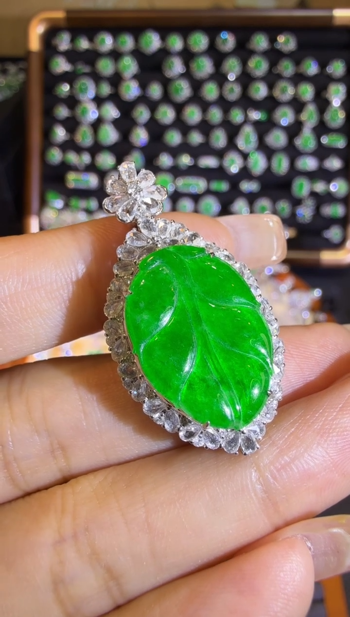 【闪购商品】翡翠吊坠(赠链)18K金镶嵌浓阳绿树叶