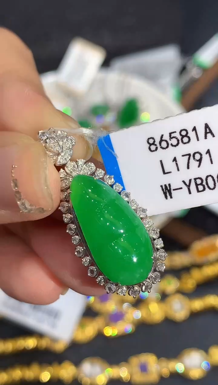 吊坠(不含链)18K金镶嵌翡翠盛***罗多样性发其一