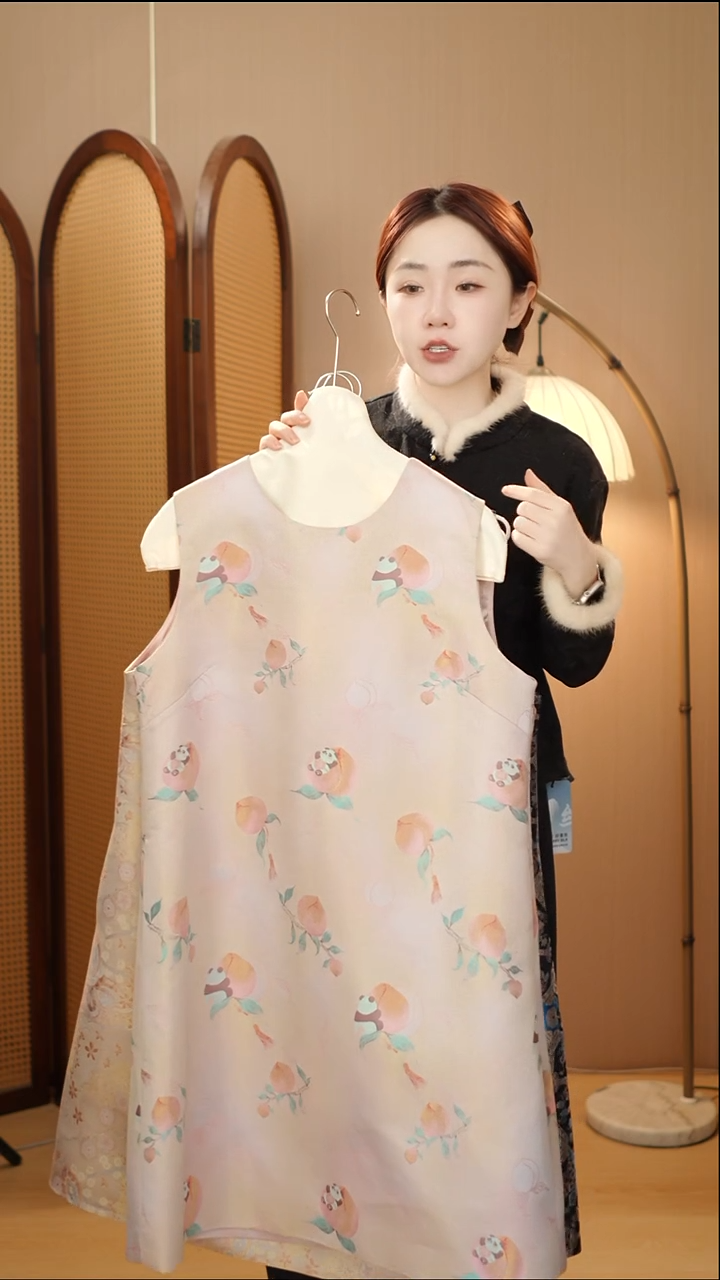 熊猫抱桃马甲裙         