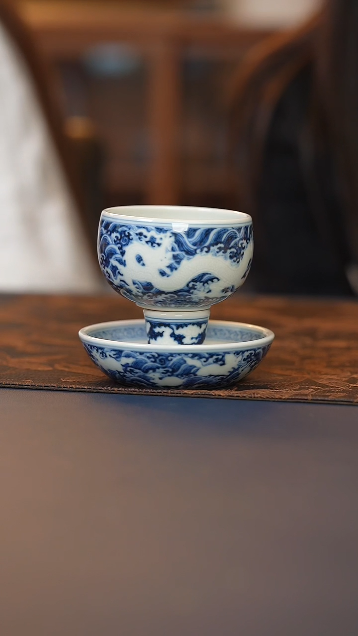 成蕴窑暗刻龙纹转转杯