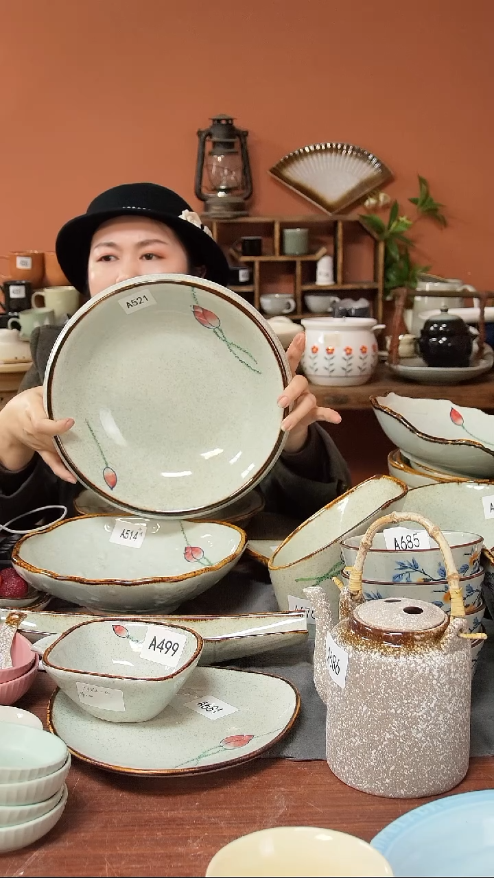 陶瓷A521 一只手绘荷花宽边大盆28*6可能微瑕