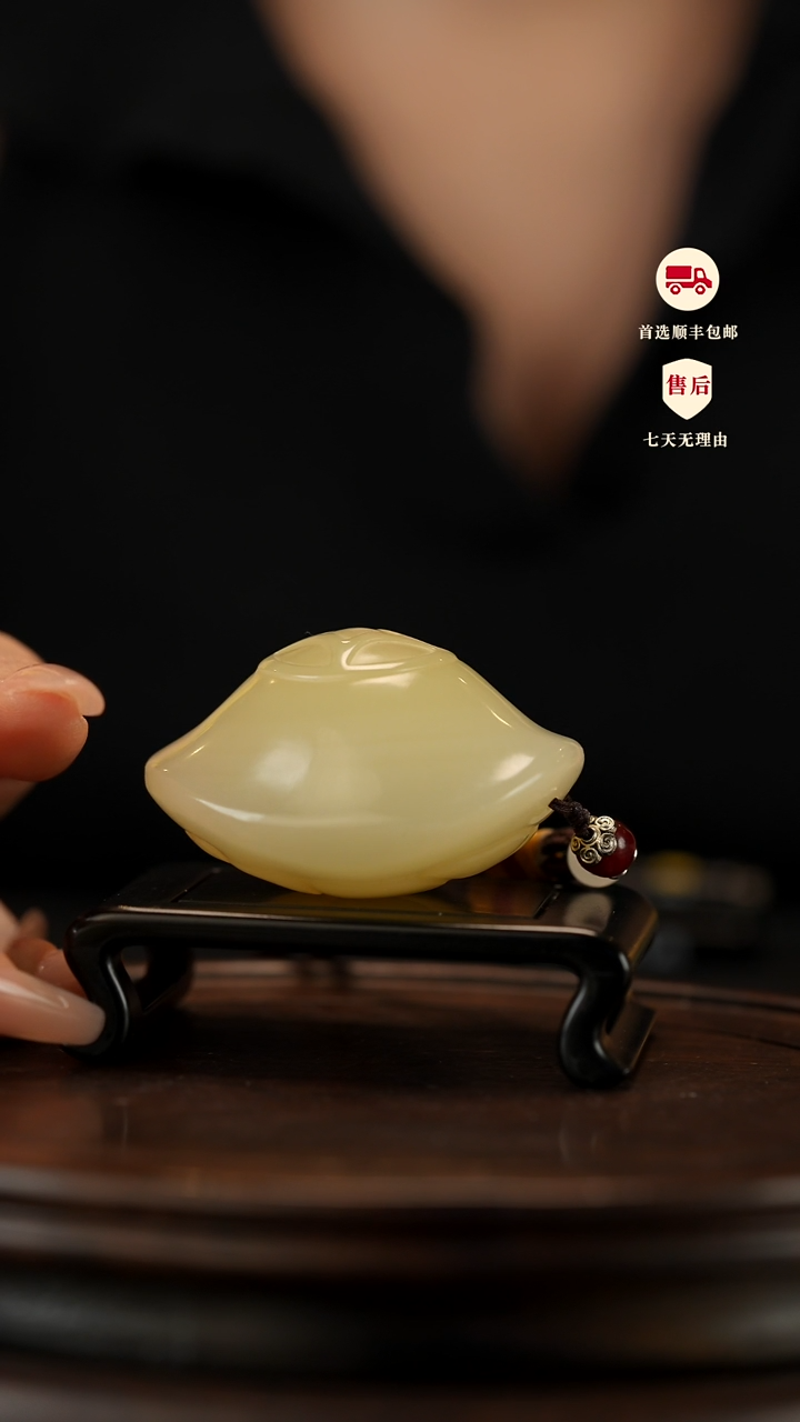 云南石竹叶青雕刻：元宝富甲天下手把件摆件挂件