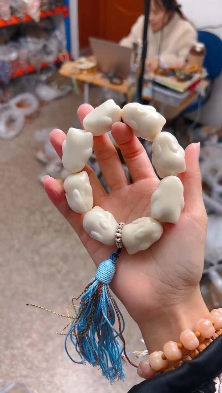 吊坠菩提根/象牙果大卡白色趴趴兔手持