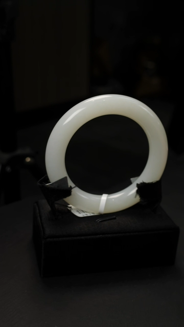 未镶嵌手镯和田玉且末料白玉手镯55.5圈