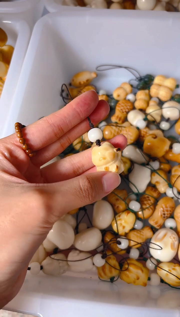 吊坠菩提根/象牙果黄色米米猫挂件