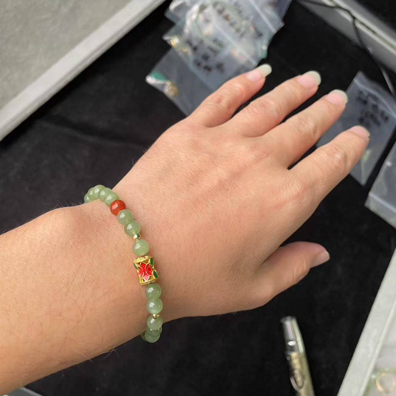 苹果绿配圆珠和田碧玉手串假一赔三无美颜无虑镜