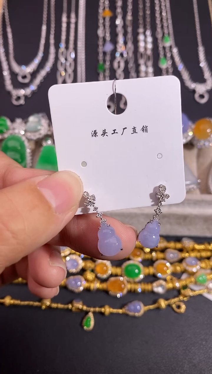 颈饰18K金镶嵌翡翠耳饰