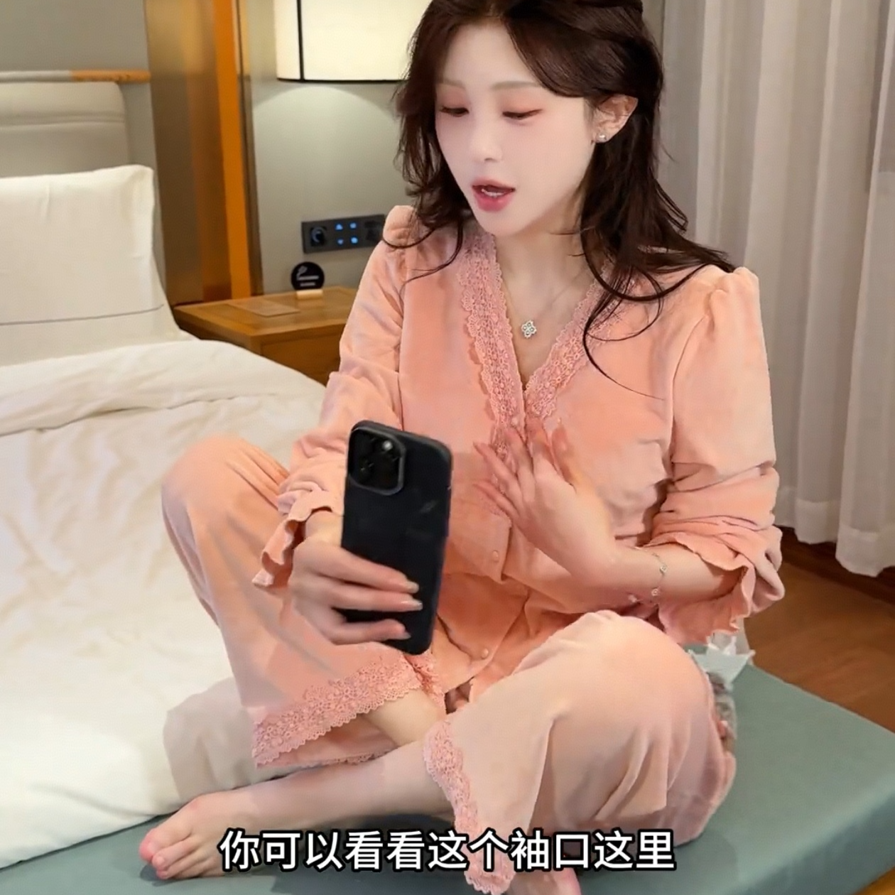 带胸垫秋冬款保暖亲肤薄绒海岛绒睡衣女长袖气质蕾丝家居服珊瑚绒