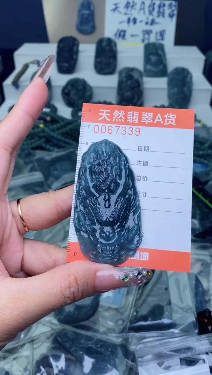 翡翠未镶嵌颈饰···········