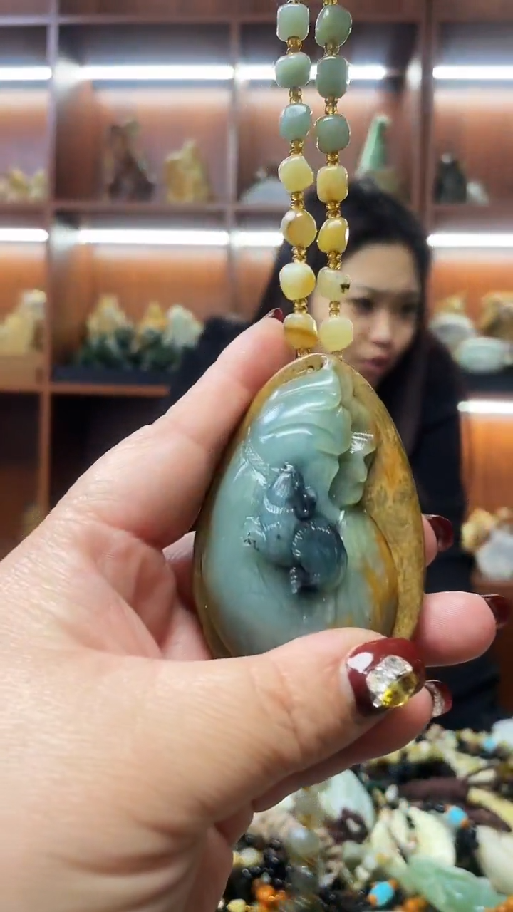 未镶嵌蛇纹石玉吊坠     