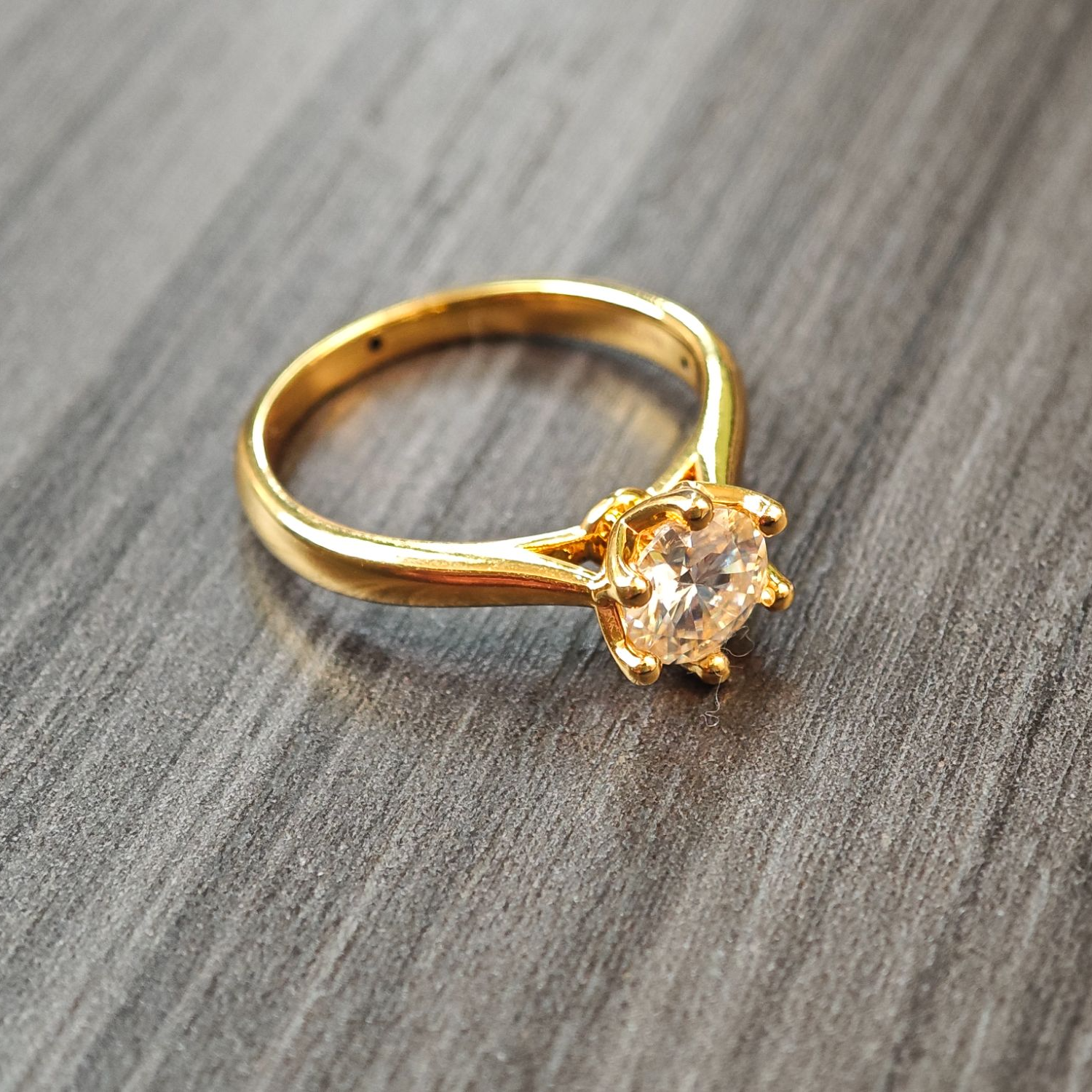 莫桑石18k金六爪镶嵌1克拉莫桑钻戒指