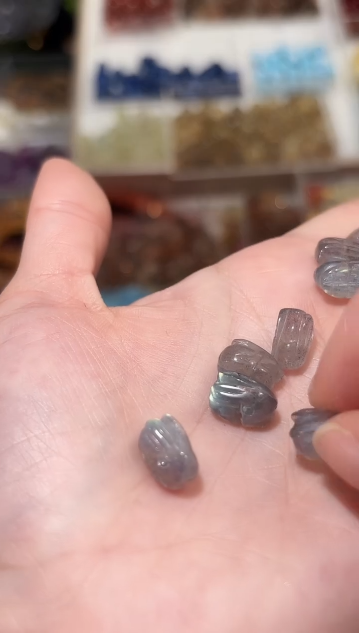 【闪购商品】水晶手串未镶嵌C81灰月小兔子一颗约卡6-7