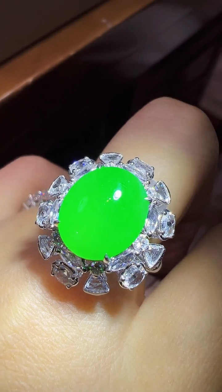 18K金镶嵌戒指翡翠蛋面