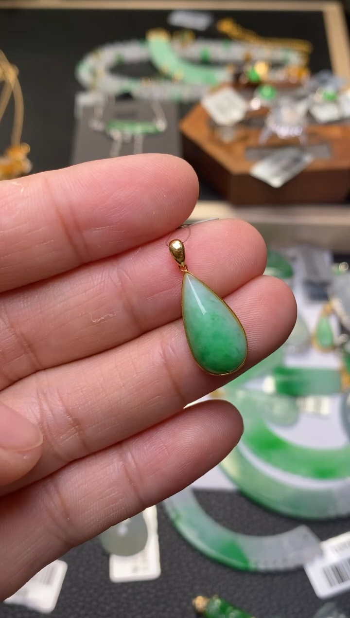 颈饰18K金镶嵌翡翠净货35523