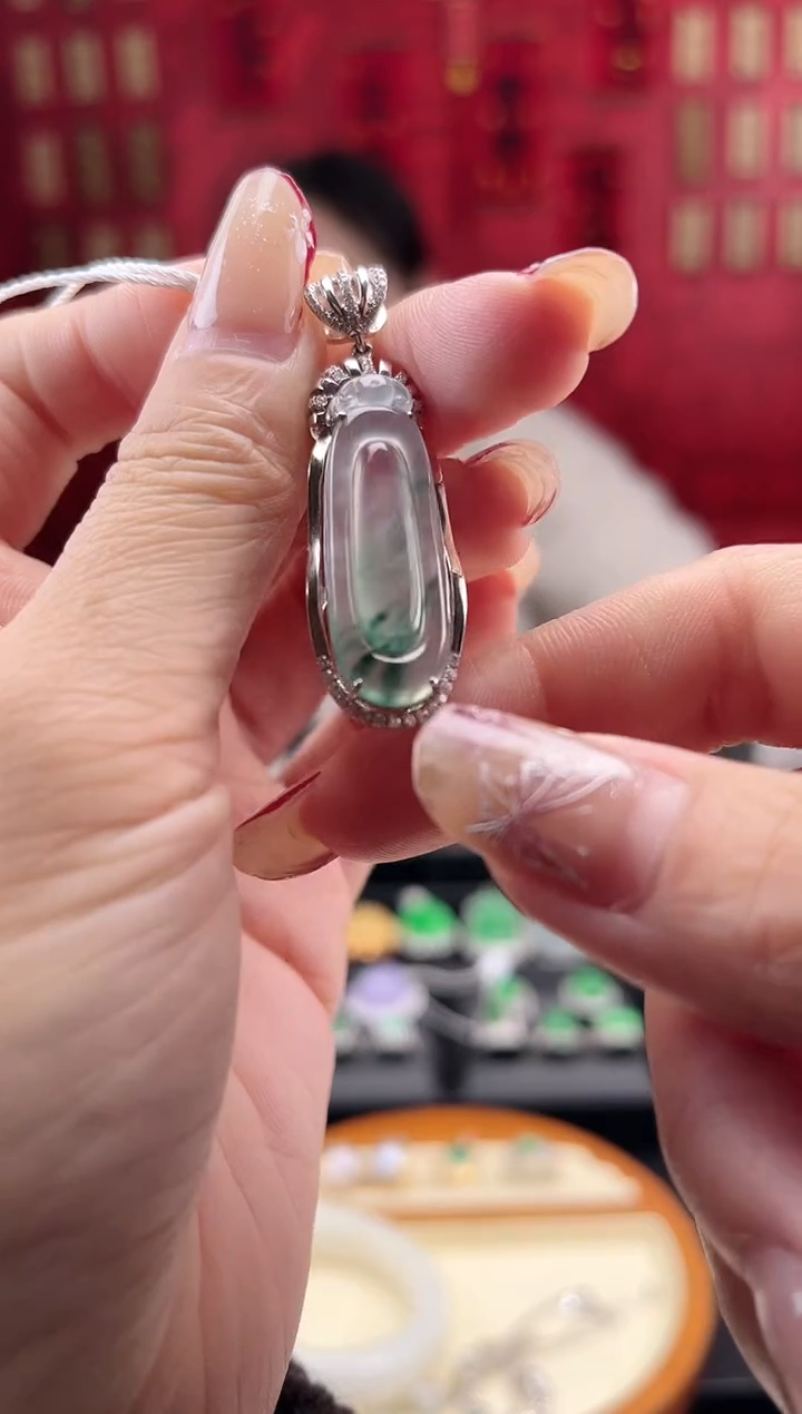 【闪购商品】翡翠颈饰18K金镶嵌吊坠