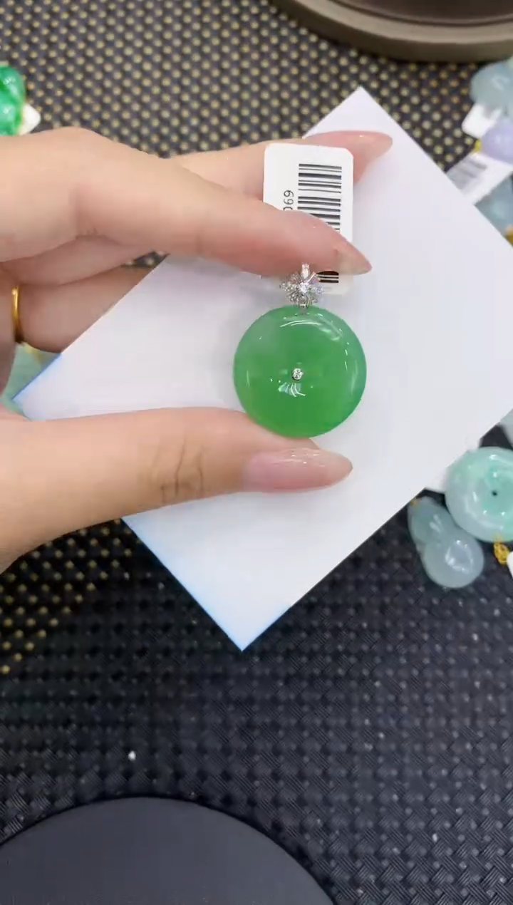 翡翠18K金镶嵌颈饰1111111111